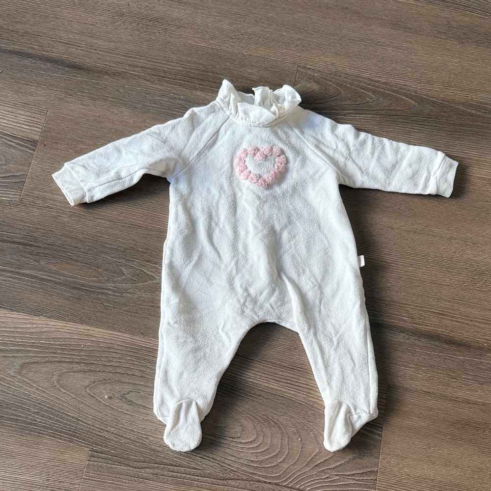Il Gufo baby girl white cotton footie with heart embellishment - size 6 months